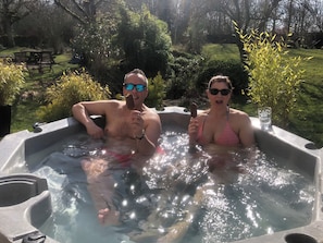 Outdoor spa tub