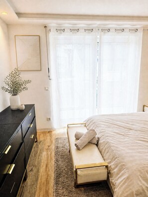 Ein Schlafzimmer mit Bett, Nachttisch und Kommode.