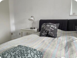 1 habitación, tabla de planchar con plancha, wifi gratis y ropa de cama 