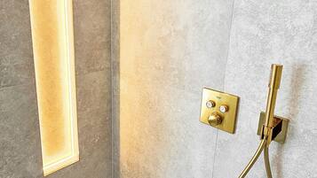 Dusche, Haartrockner, Handtücher