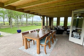 Outdoor dining - Beautiful Cottage for 6 in Ewijk Park (Ewijk)