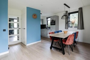 Dining - Lakeside Retreat with Garden for 6 (Ewijk)