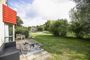 Outdoor dining - Lakeside Retreat with Garden for 6 (Ewijk)
