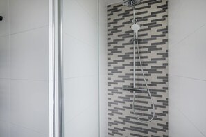 Bathroom - Lakeside Retreat with Garden for 6 (Ewijk)