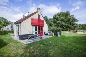 Outdoor dining - Lakeside Retreat with Garden for 6 (Ewijk)