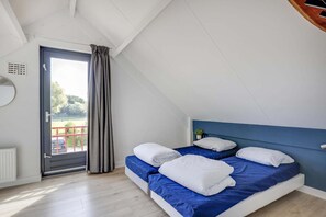 Room - 6-Guest Lakeside Bungalow with Garden (Ewijk)