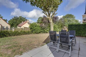 Outdoor dining - 6-Guest Lakeside Bungalow with Garden (Ewijk)