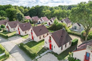 Exterior - 6-Guest Lakeside Bungalow with Garden (Ewijk)