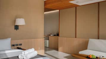 Grand Deluxe River View | Bilik Mandi | Tab mandi dan pancuran berasingan, pengering rambut, tuala disediakan