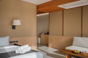 Grand Deluxe River View | Bathroom | Separate bathtub and shower, hair dryer, towels, soap - BAAT Boutique Hotel (Ayutthaya)