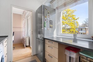 Frigorífico, microondas, horno y placa de cocina