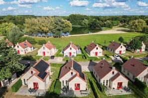 Exterior - Lakeside Retreat with Garden in Ewijk (Ewijk)