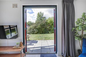 Smart TV - Lakeside Retreat with Garden in Ewijk (Ewijk)