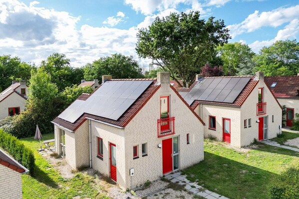 Exterior - Lakeside Retreat with Garden in Ewijk (Ewijk)