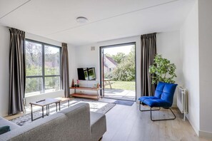Smart TV - Lakeside Retreat with Garden in Ewijk (Ewijk)
