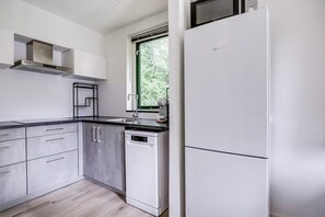 Frigorífico, microondas, horno y placa de cocina