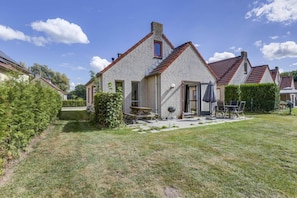 Outdoor dining - 6-Person Lake Bungalow in Ewijk (Ewijk)