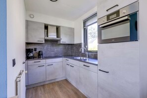 Een koelkast, een microgolfoven, een oven, een kookplaat