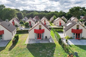 Exterior - 6-Person Lakeside Sauna Bungalow (Ewijk)