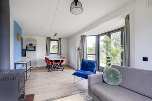 Smart TV - 6-Person Lakeside Sauna Bungalow (Ewijk)