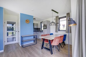 Dining - 6-Person Lakeside Sauna Bungalow (Ewijk)