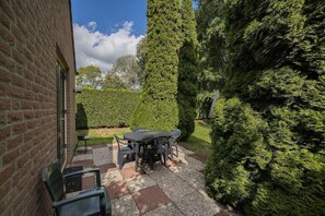 Outdoor dining - Wooded Bungalow Ewijk for 6 (Ewijk)