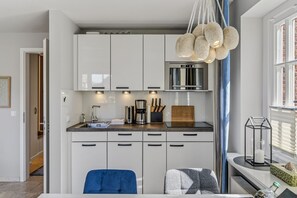 Kühlschrank, Mikrowelle, Herdplatte, Geschirrspüler