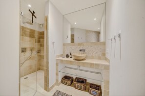 Dusche, Haartrockner, Handtücher