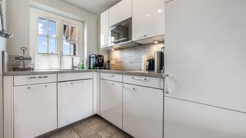 Kühlschrank, Mikrowelle, Herdplatte, Geschirrspüler