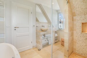 Shower, hair dryer, towels - Modern vacation home with 3 bedrooms with terrace, beach chair and fireplace - (Hörnum (Sylt))