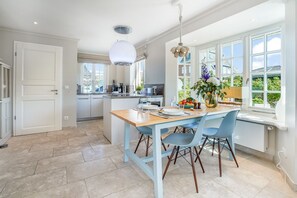 Fridge, oven, stovetop, dishwasher - Modern vacation home with 3 bedrooms with terrace, beach chair and fireplace - (Hörnum (Sylt))