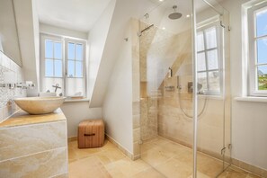 Shower, hair dryer, towels - Modern vacation home with 3 bedrooms with terrace, beach chair and fireplace - (Hörnum (Sylt))