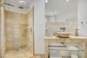 Shower, hair dryer, towels - Modern vacation home with 3 bedrooms with terrace, beach chair and fireplace - (Hörnum (Sylt))