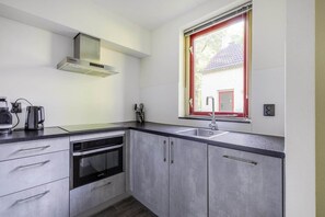 Fridge, microwave, oven, stovetop - Lakeside Sauna Bungalow for 4 (Ewijk)