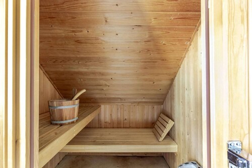 Lakeside Sauna Bungalow for 4