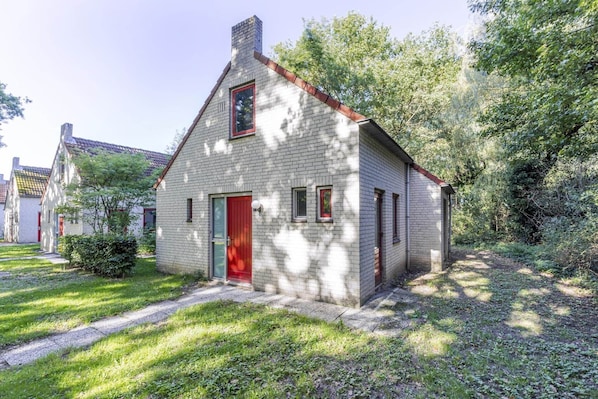 Exterior - Lakeside Sauna Bungalow for 4 (Ewijk)