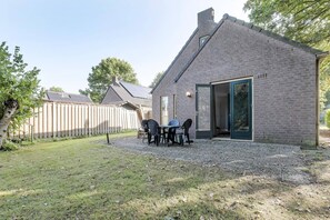 Outdoor dining - Peaceful Woodland Bungalow for 6 (Ewijk)