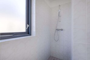 Bathroom - Peaceful Woodland Bungalow for 6 (Ewijk)