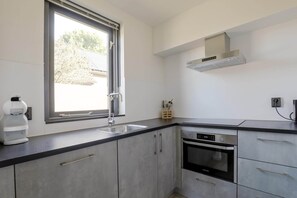 Een koelkast, een microgolfoven, een oven, een kookplaat