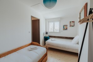 2 bedrooms, bed sheets