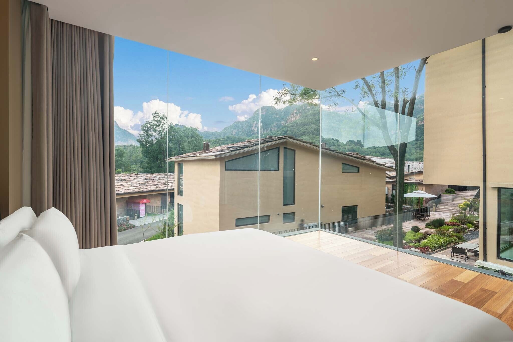 Panoramic Suite, Hill View