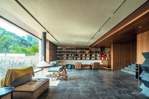 المنشأة من الداخل