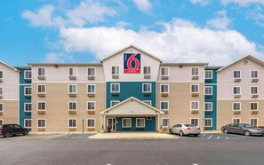 Exterior - 1 Full Bed | Non-Smoking, Kitchen (Pelham)