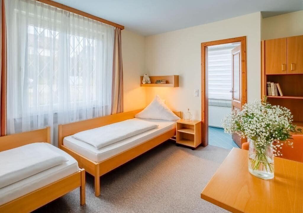 Een bureau, gratis wifi, beddengoed
