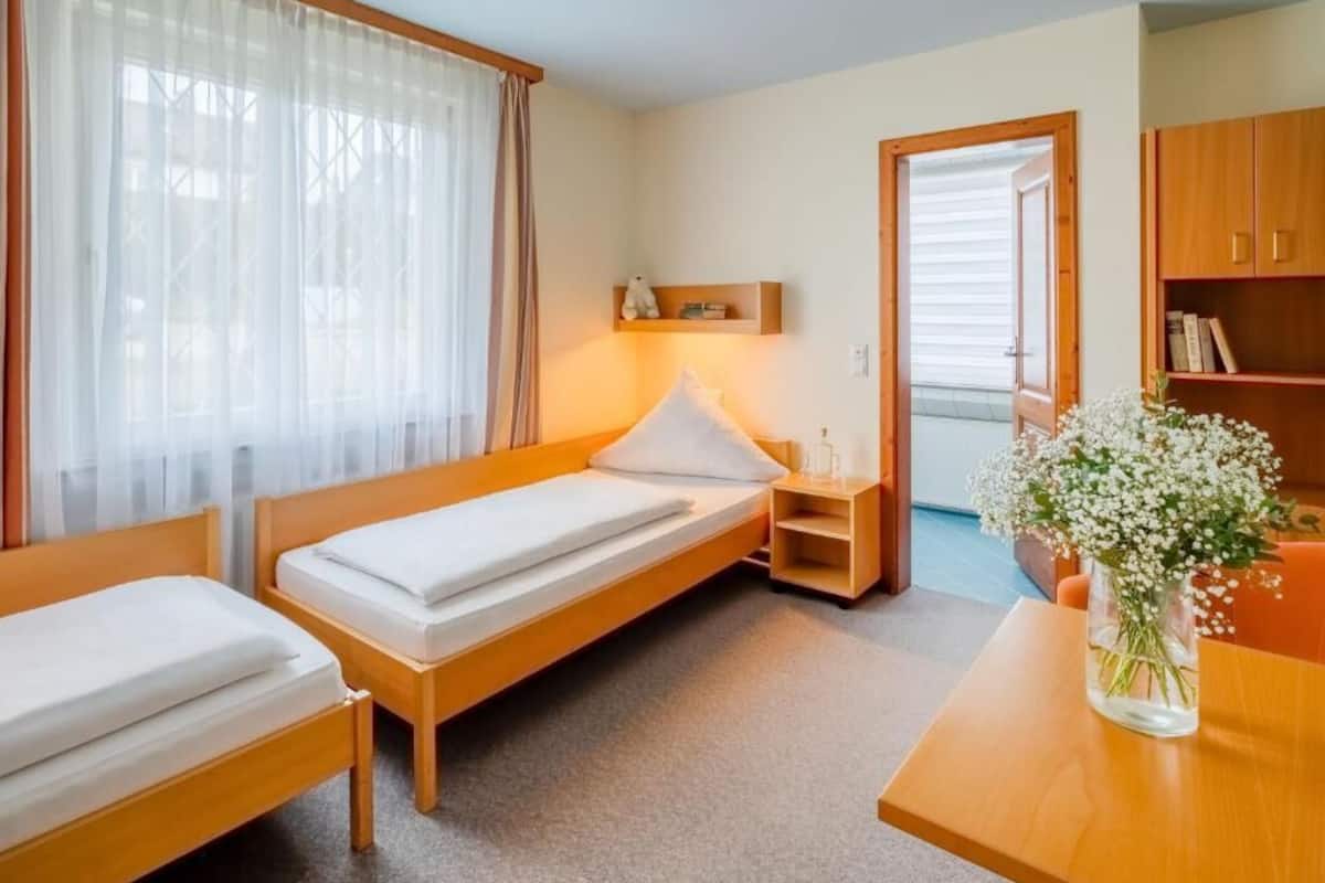 Habitación con 2 camas individuales, balcón, vista al jardín