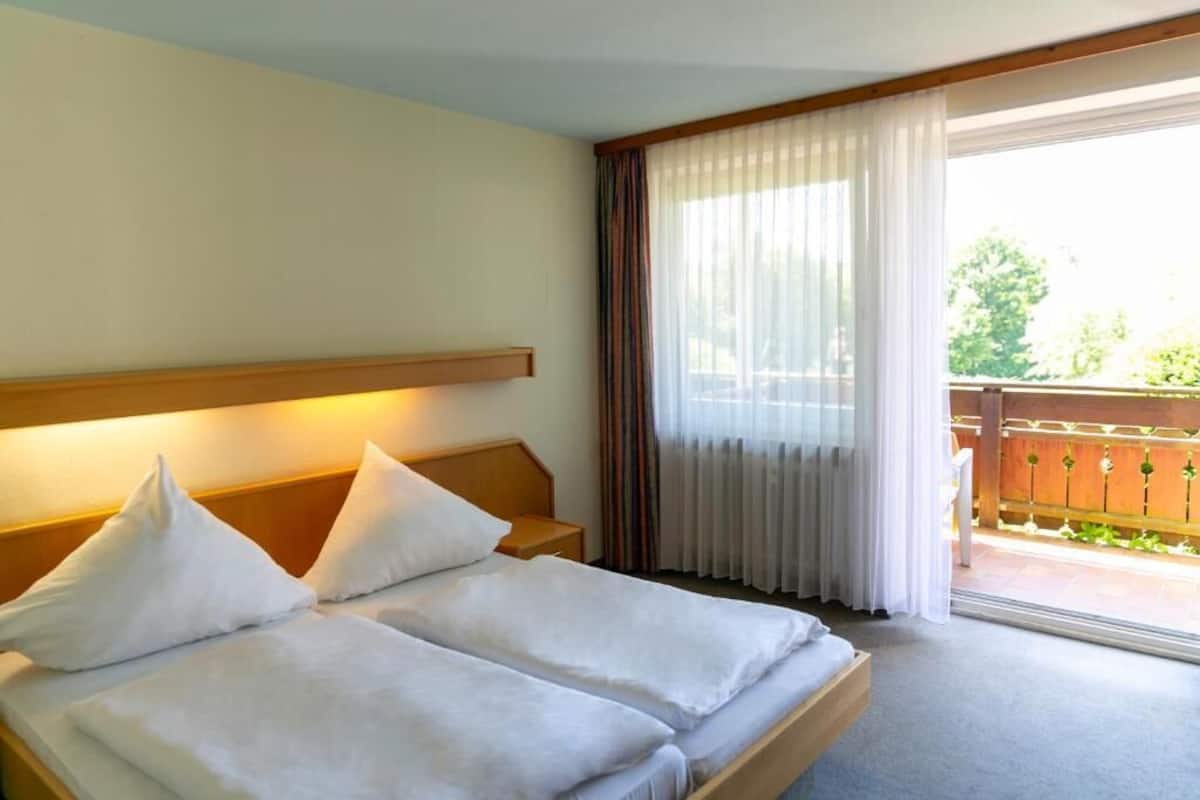 Habitación doble estándar, balcón, vista al jardín