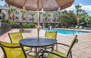 Pool - 1 King Bed | Non-Smoking, Kitchen (Jacksonville)