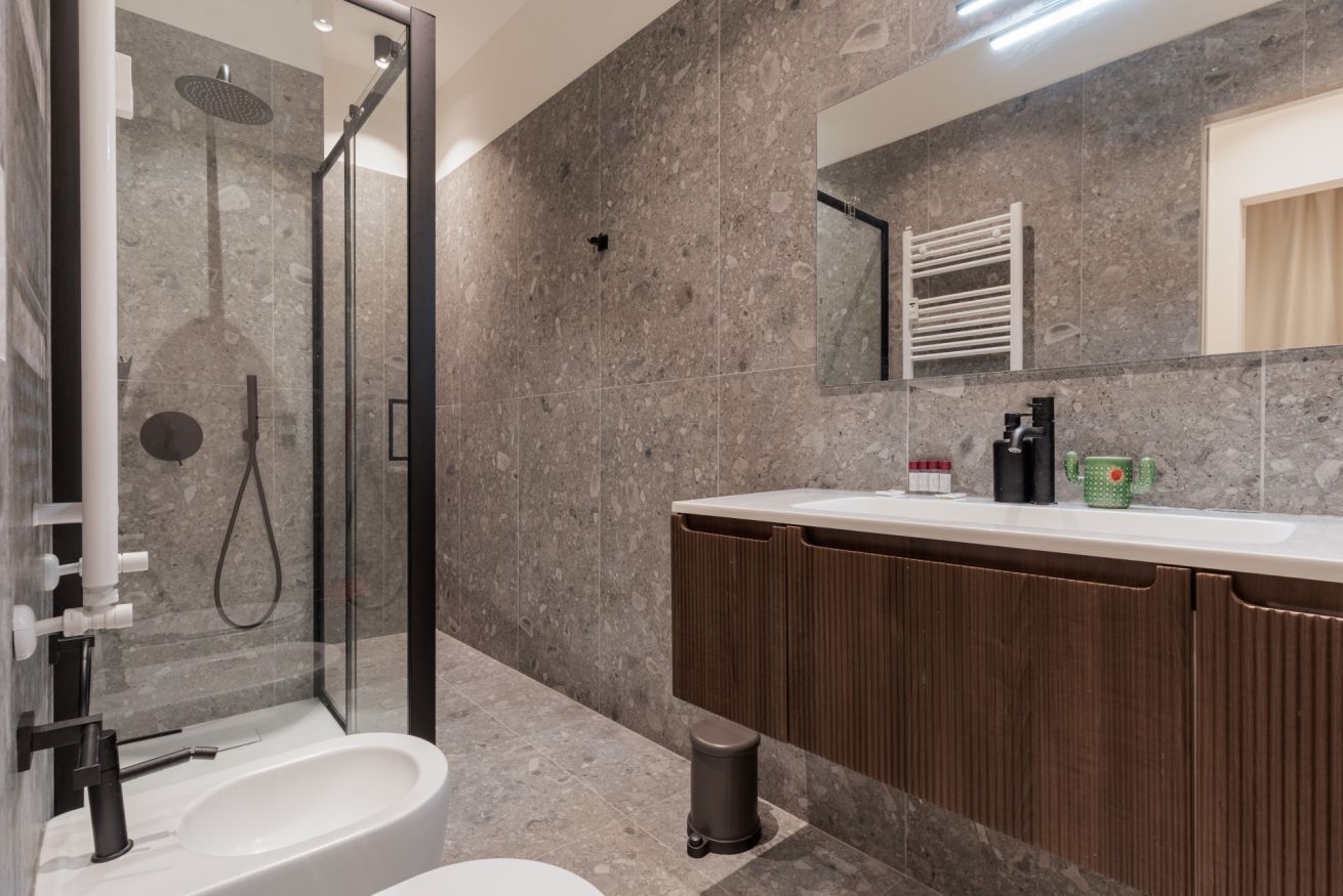 Shower, bidet, towels