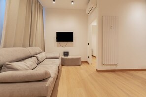 Living area - Stylish 48m2 apartment, able to accommodate up to 2 people, located in the basement (steps to access).The property is located in the Casoretto district, just a 7-minute walk from the M2 Udine metro stop, in a residential area equipped with all comforts.  (Milan)