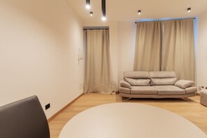 Interior - Stylish 48m2 apartment, able to accommodate up to 2 people, located in the basement (steps to access).The property is located in the Casoretto district, just a 7-minute walk from the M2 Udine metro stop, in a residential area equipped with all comforts.  (Milan)
